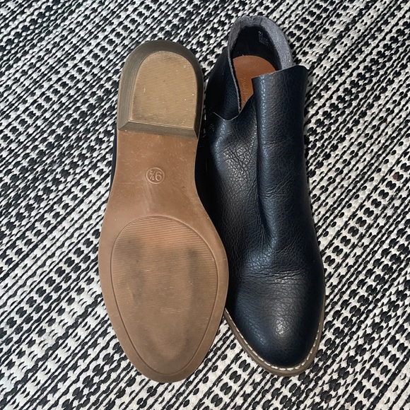 Universal Threads ankle bootie - Picture 4 of 5